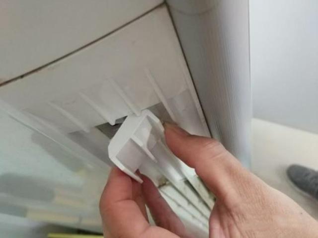 我們需要先從側(cè)面(側(cè)面有柵欄)找到一個(gè)蓋子