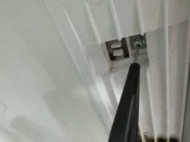 兩側(cè)各有一個(gè)螺絲