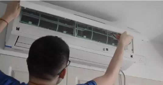 輕輕的撥開空調(diào)機的外殼的兩端