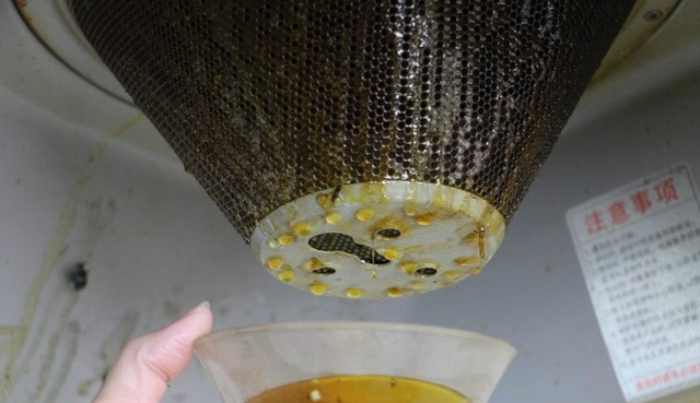 熏蒸之后，我們先將油杯卸下