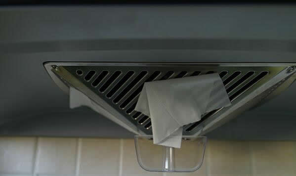 將紙巾覆蓋在油煙機(jī)上